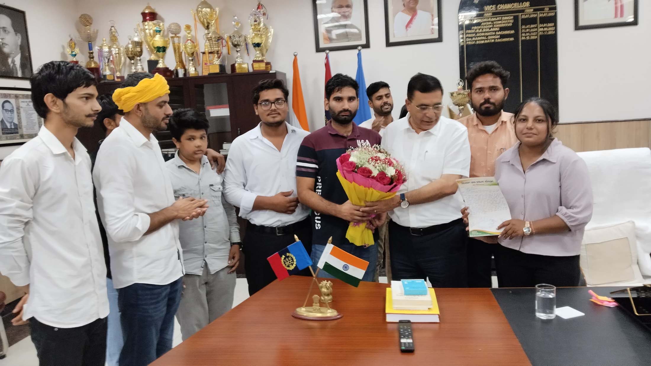 वीसी को ज्ञापन सौंपते हुए छात्र नेता। वीसी को ज्ञापन सौंपते हुए छात्र नेता।