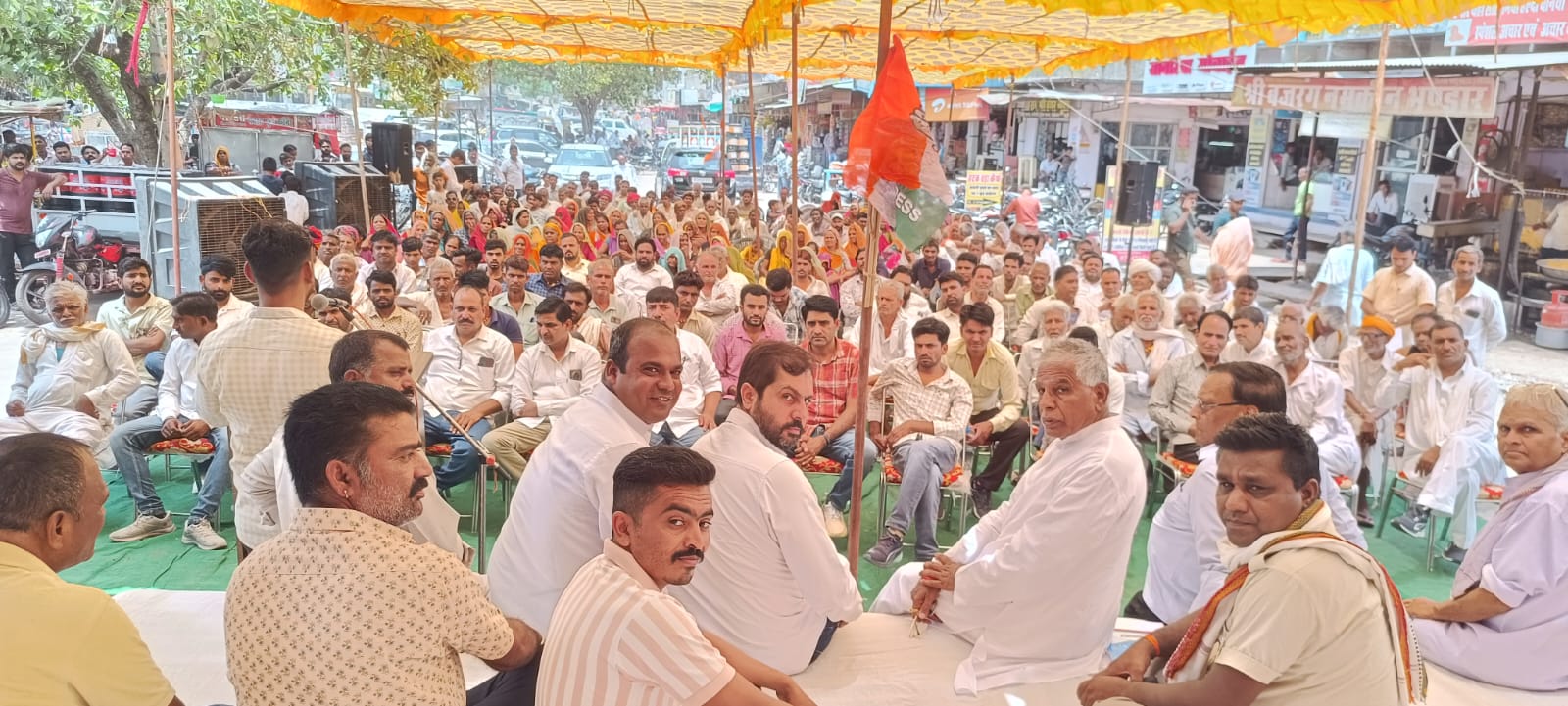 चित्तौड़गढ़ जिले के बस्सी में धरने पर बैठे कांग्रेस कार्यकर्ता। चित्तौड़गढ़ जिले के बस्सी में धरने पर बैठे कांग्रेस कार्यकर्ता।