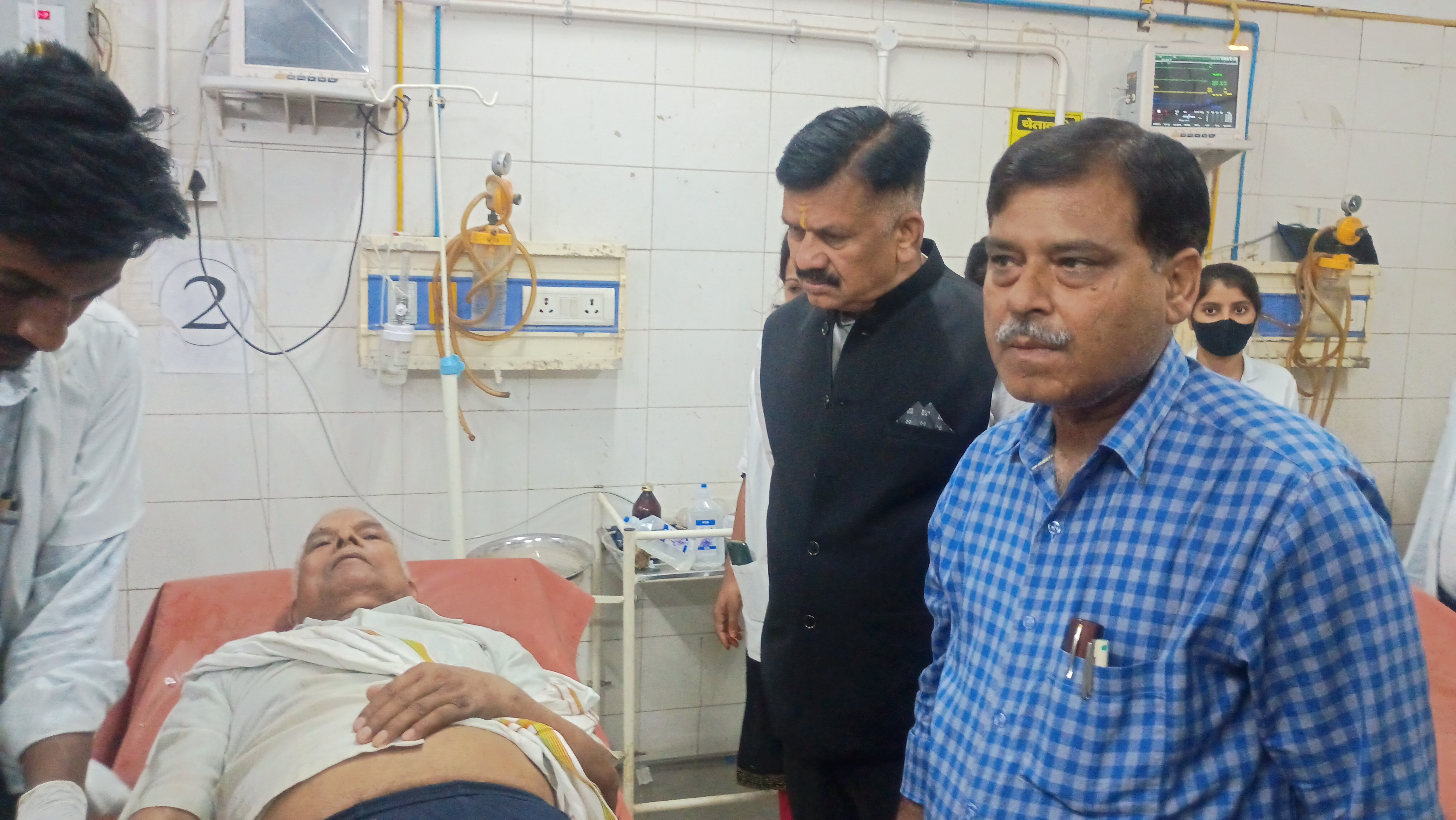 घायलों का हाल जानाते पुलिस अधीक्षक एवं जिलाधिकारी१ घायलों का हाल जानाते पुलिस अधीक्षक एवं जिलाधिकारी१