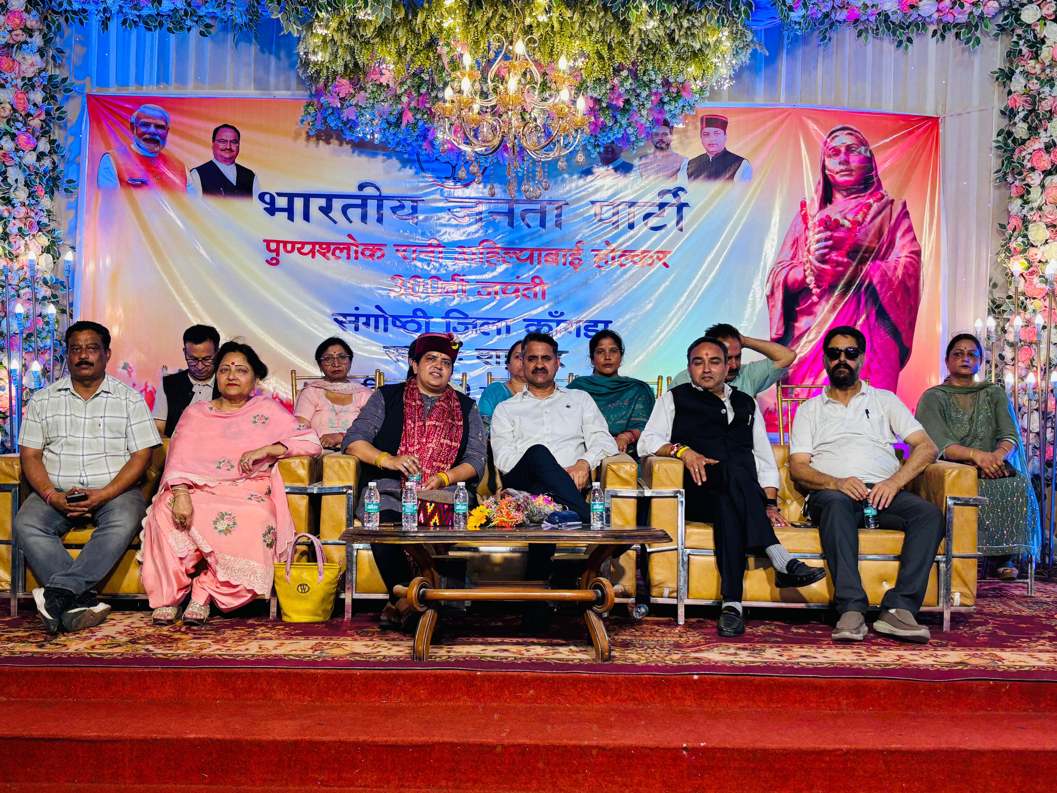 संगोष्ठी के दौरान मौजूद भाजपा नेता।
