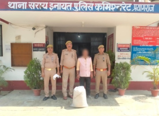 गिरफ्तार गांजा तस्कर का छाया चित्र गिरफ्तार गांजा तस्कर का छाया चित्र