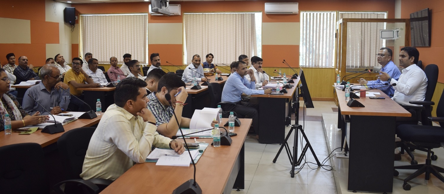 बैठक के दौरान उपायुक्त और अन्य अधिकारी। बैठक के दौरान उपायुक्त और अन्य अधिकारी।