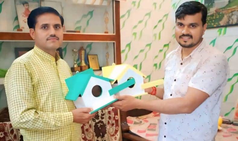बर्ड हाउस देते शिक्षक बर्ड हाउस देते शिक्षक