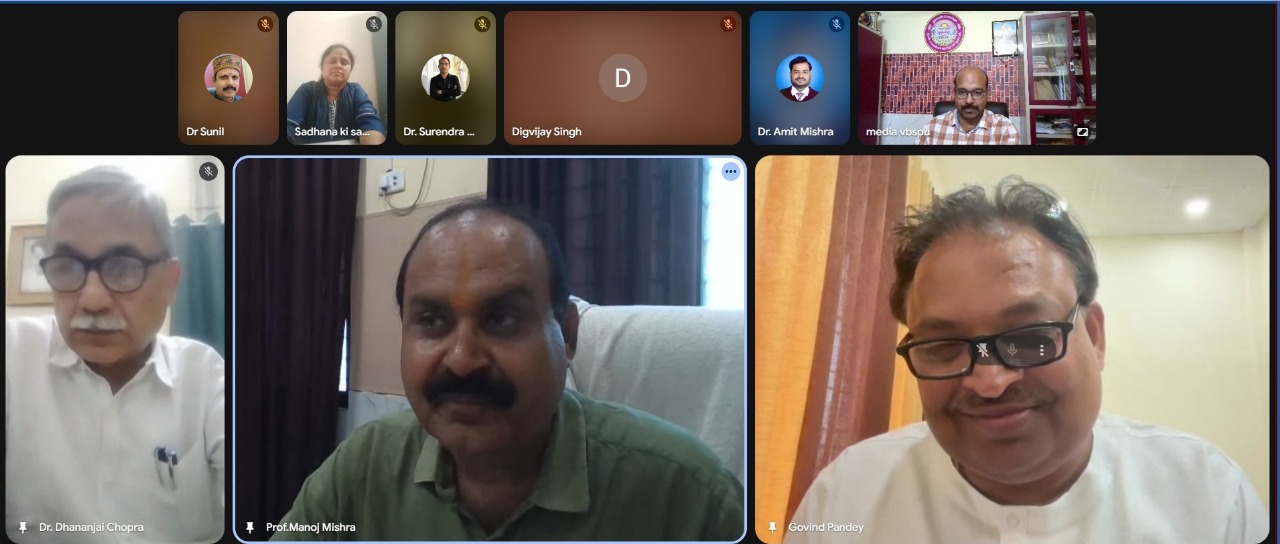ऑनलाइन वेब परिचर्चा में भाग लेते वरिष्ठ पत्रकार और शिक्षक लोग ऑनलाइन वेब परिचर्चा में भाग लेते वरिष्ठ पत्रकार और शिक्षक लोग