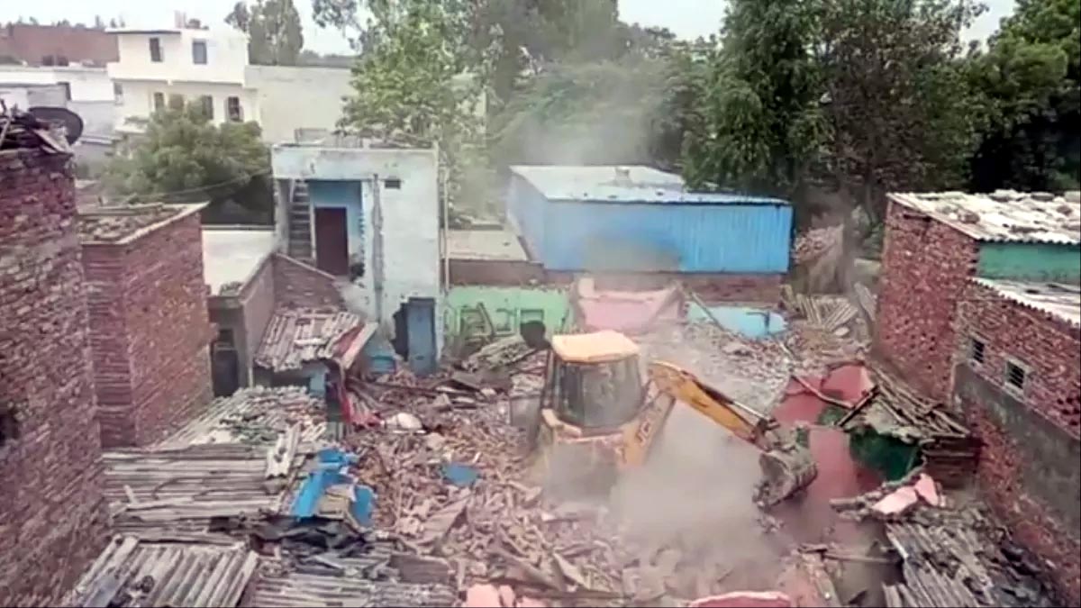 मकानों को हटाता निगम का दस्ता मकानों को हटाता निगम का दस्ता