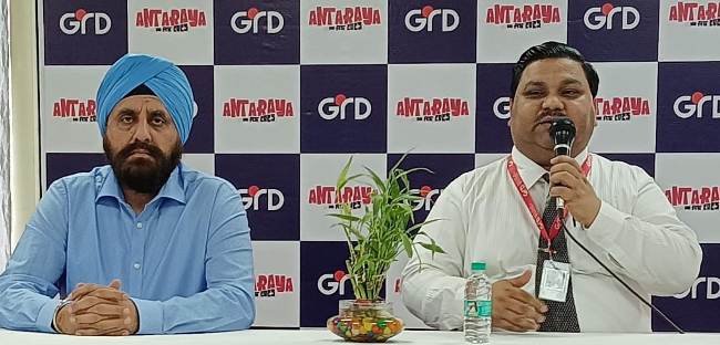पत्रकाराें काे संबाेधित करते काॅलेज के अधिकारी। पत्रकाराें काे संबाेधित करते काॅलेज के अधिकारी।
