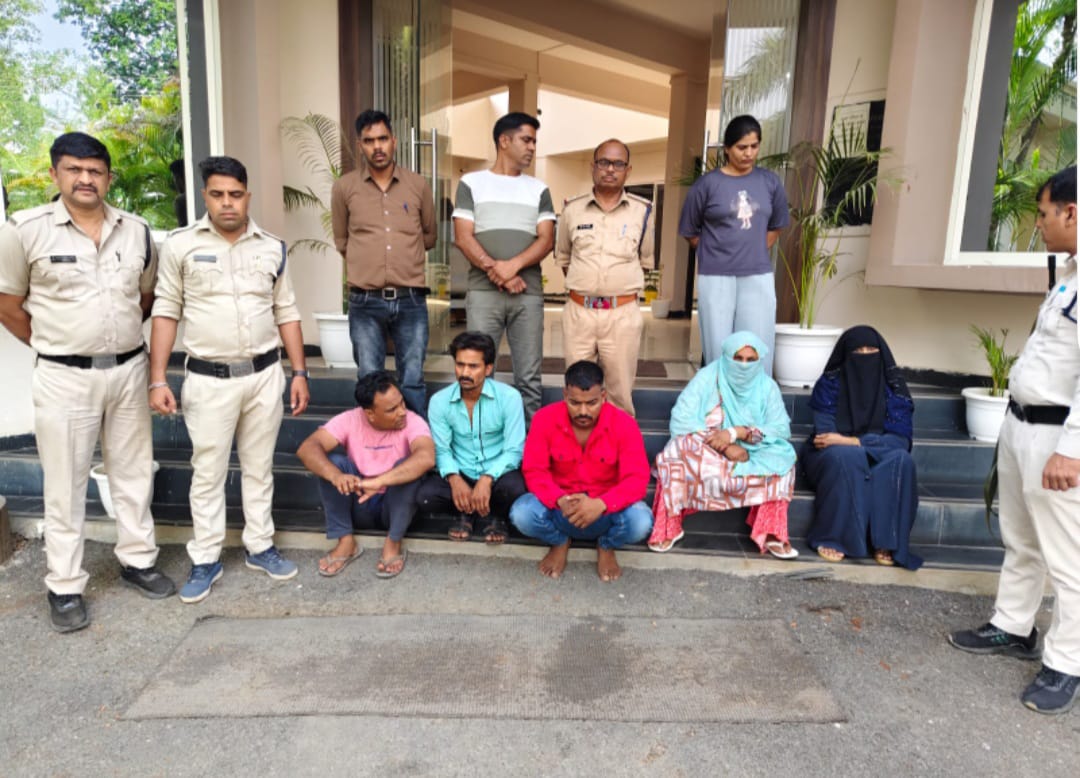 साथ मां-बेटा सहित पांच आरोपित गिरफ्तार साथ मां-बेटा सहित पांच आरोपित गिरफ्तार