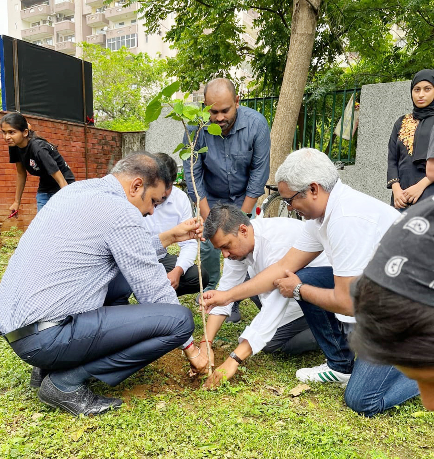 गुरुग्राम में विश्व पर्यावरण सप्ताह के तहत पौधारोपण करते नगर निगम के संयुक्त आयुक्त सुमित कुमार व अन्य। गुरुग्राम में विश्व पर्यावरण सप्ताह के तहत पौधारोपण करते नगर निगम के संयुक्त आयुक्त सुमित कुमार व अन्य।