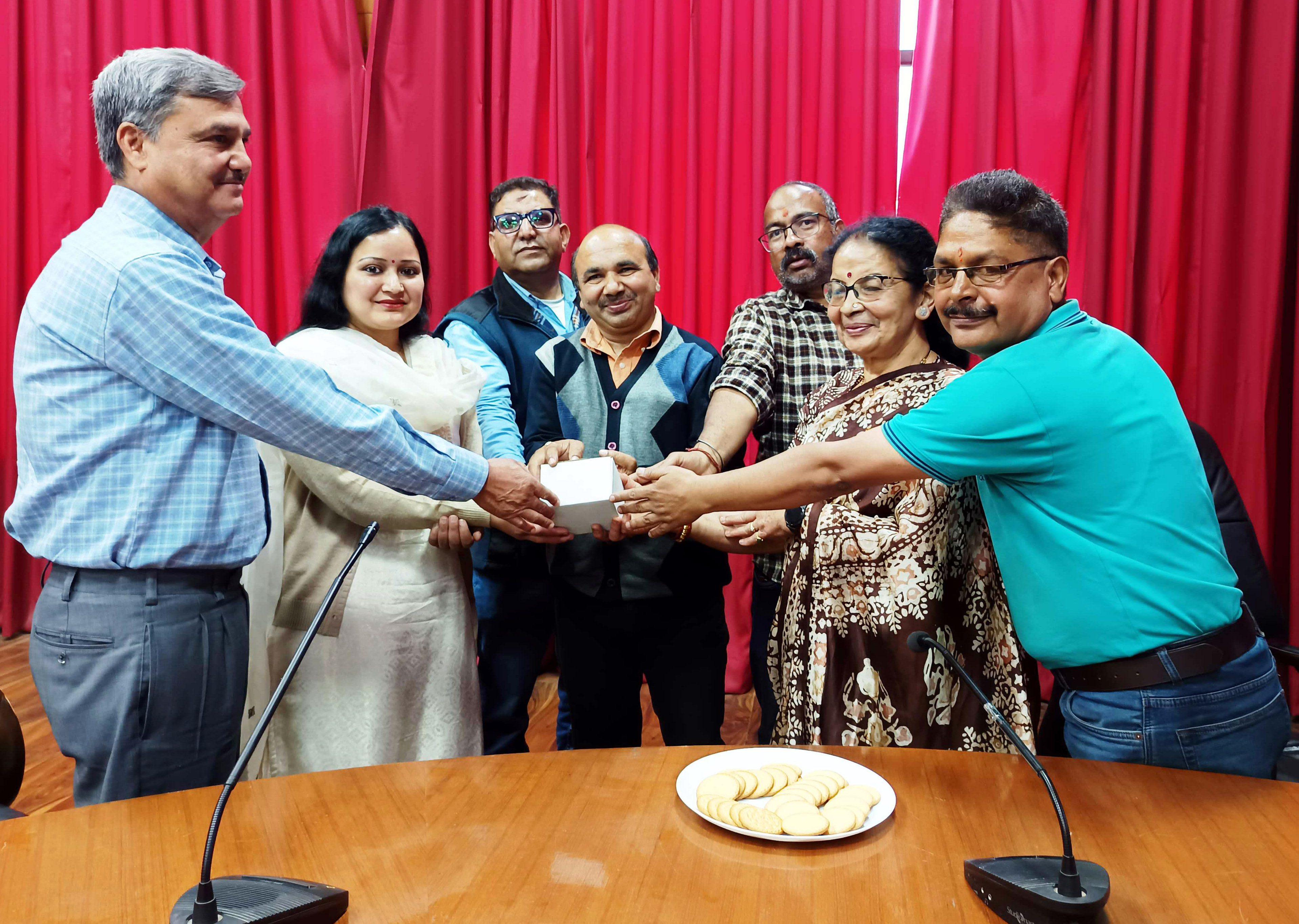 हिंदी पत्रकारिता दिवस पर नेशनल यूनियन ऑफ जर्नलिस्ट्स (इंडिया) अटल पत्रकारिता एवं जनसंचार केंद्र के संयुक्त तत्वावधान में गोष्ठी में उपस्थित वरिष्ठ पत्रकार एवं पालिकाध्यक्ष। हिंदी पत्रकारिता दिवस पर नेशनल यूनियन ऑफ जर्नलिस्ट्स (इंडिया) अटल पत्रकारिता एवं जनसंचार केंद्र के संयुक्त तत्वावधान में गोष्ठी में उपस्थित वरिष्ठ पत्रकार एवं पालिकाध्यक्ष।