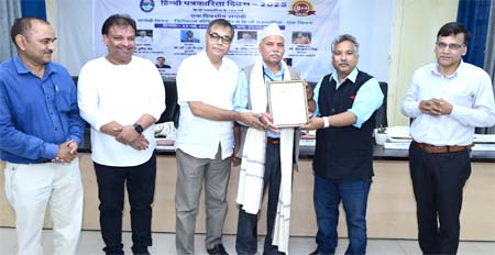 शहर को दो वरिष्ठ पत्रकारों को किया सम्मानित शहर को दो वरिष्ठ पत्रकारों को किया सम्मानित