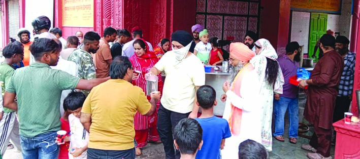 शरबत वितरित करते हुए शरबत वितरित करते हुए