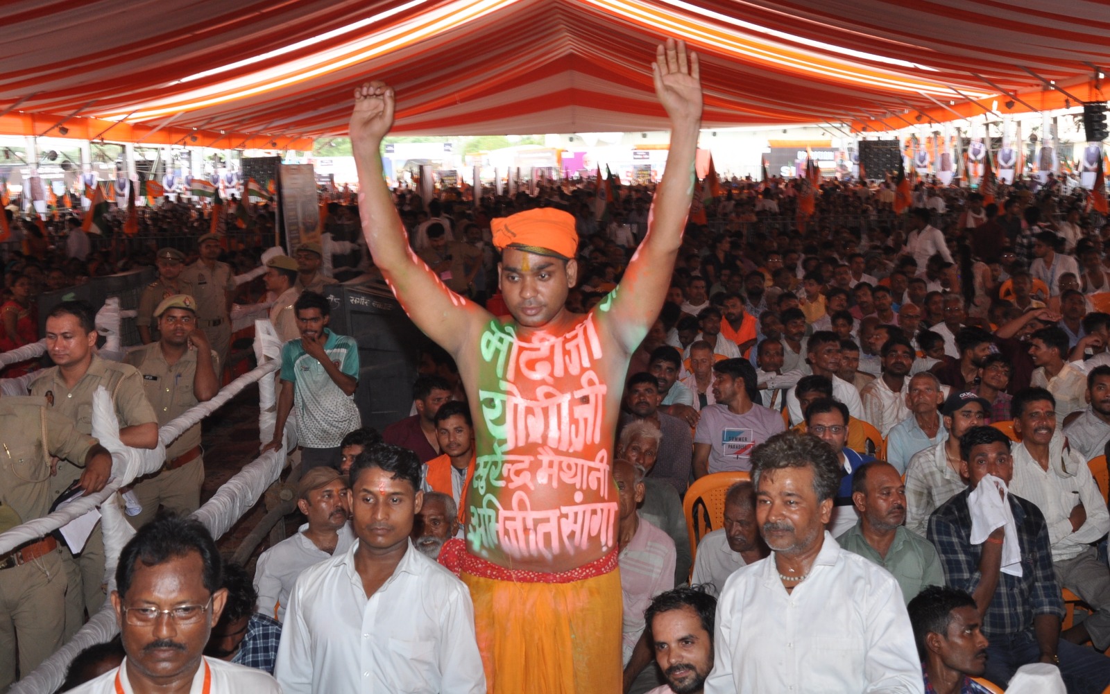 हैयह उठाकर अभिवादन करता समर्थक रिंकू गुप्ता हैयह उठाकर अभिवादन करता समर्थक रिंकू गुप्ता