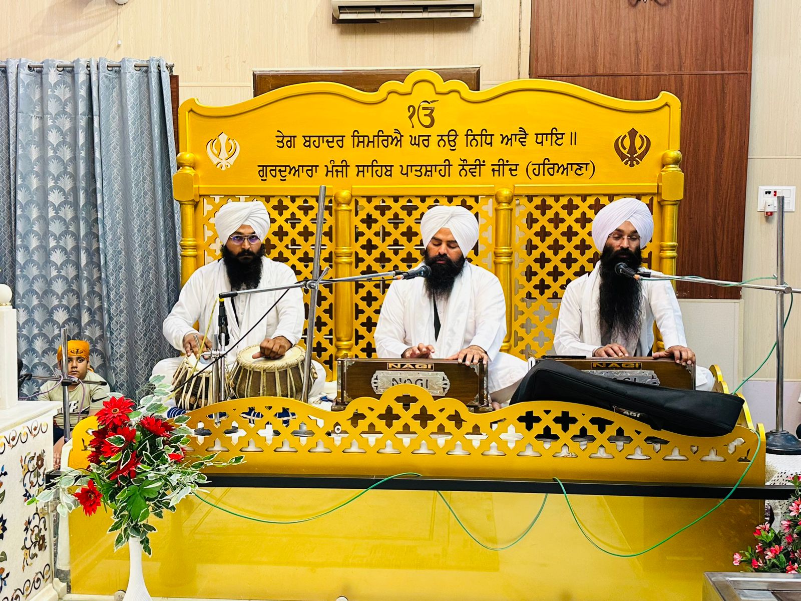भाई गुरमुख सिंह का रागी जत्था गुरुबाणी गायन करते हुए। भाई गुरमुख सिंह का रागी जत्था गुरुबाणी गायन करते हुए।