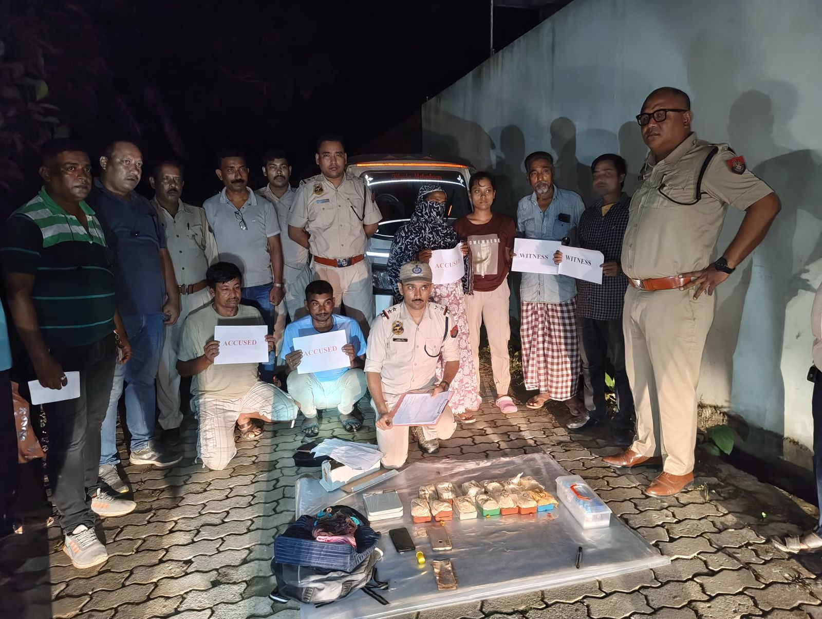 कछार में हेरोइन के साथ पकड़े गए तस्करों की तस्वीर। कछार में हेरोइन के साथ पकड़े गए तस्करों की तस्वीर।