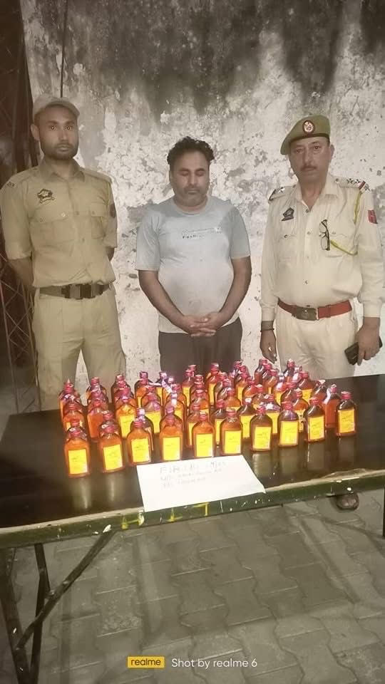 Lakhanpur police arrested a smuggler with illegal liquor Lakhanpur police arrested a smuggler with illegal liquor