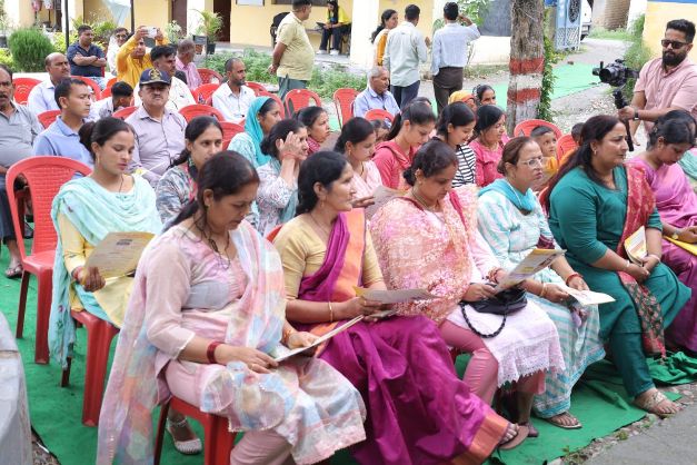 ग्राम बारोटीवाला के इंटर काॅलेज में आयाेजित चाैपाल में माैजूद महिलाएं।