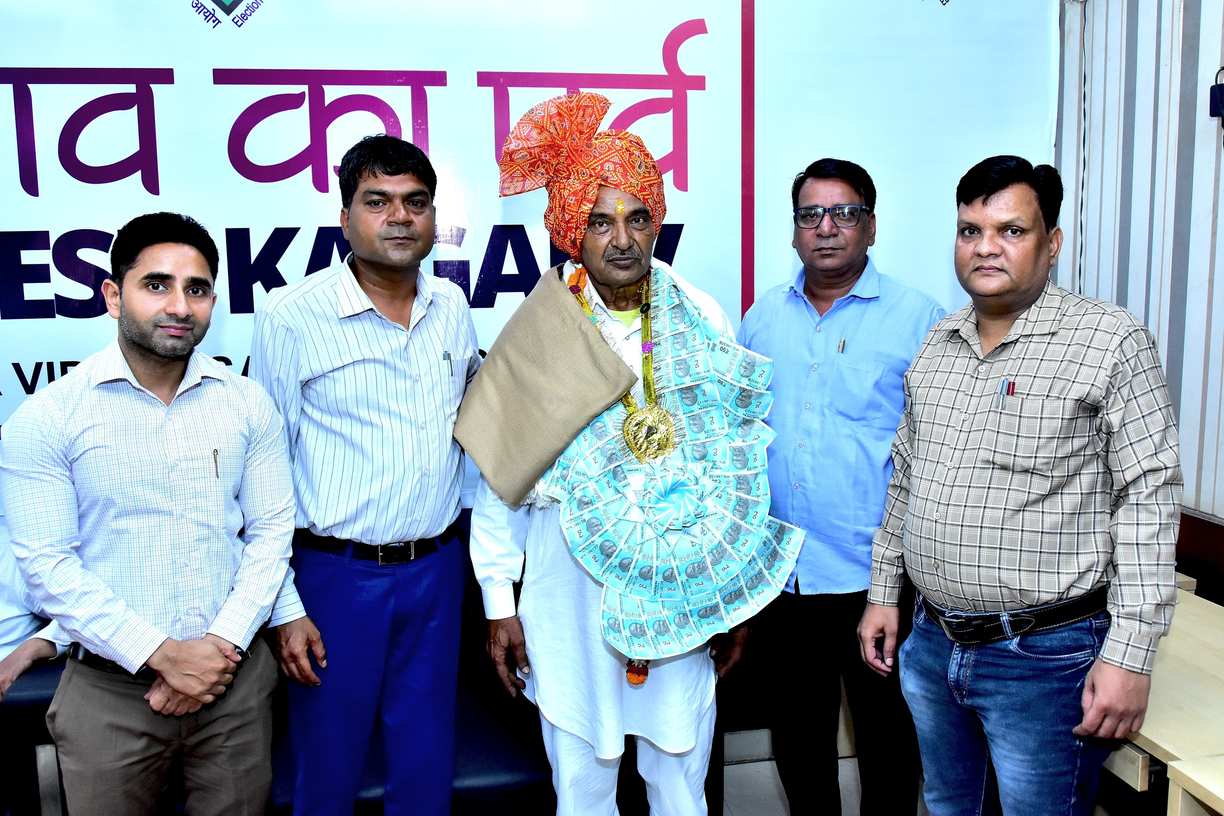 गुरुग्राम के डीआईपीआरओ कार्यालय से सेवानिवृत हुए भजन एवं प्रचार मंडली के सदस्य बिजेंद्र सिंह को सम्मानित करते डीआईपीआरओ बिजेंद्र कुमार व अन्य स्टाफ सदस्य। गुरुग्राम के डीआईपीआरओ कार्यालय से सेवानिवृत हुए भजन एवं प्रचार मंडली के सदस्य बिजेंद्र सिंह को सम्मानित करते डीआईपीआरओ बिजेंद्र कुमार व अन्य स्टाफ सदस्य।