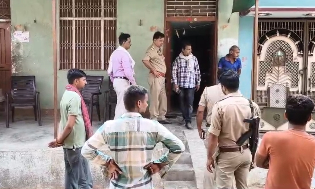 मौके पर जांच पड़ताल करती पुलिस मौके पर जांच पड़ताल करती पुलिस