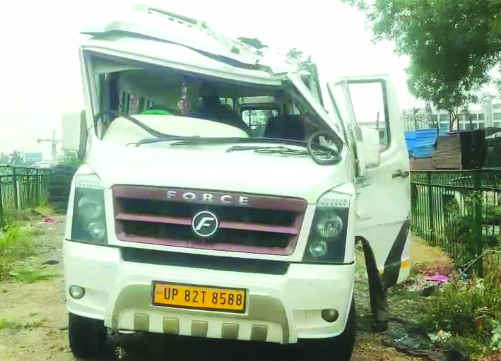 दुर्घटनाग्रस्त टेंपो ट्रेवलर दुर्घटनाग्रस्त टेंपो ट्रेवलर