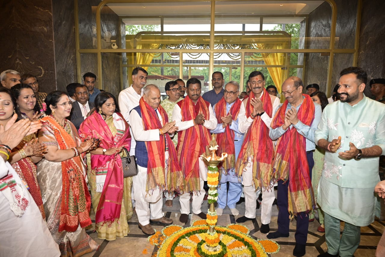 रमादा बाय विन्धम ग्रुप के होटल का शुभारंभ करते संजय सेठ सहित अन्य रमादा बाय विन्धम ग्रुप के होटल का शुभारंभ करते संजय सेठ सहित अन्य
