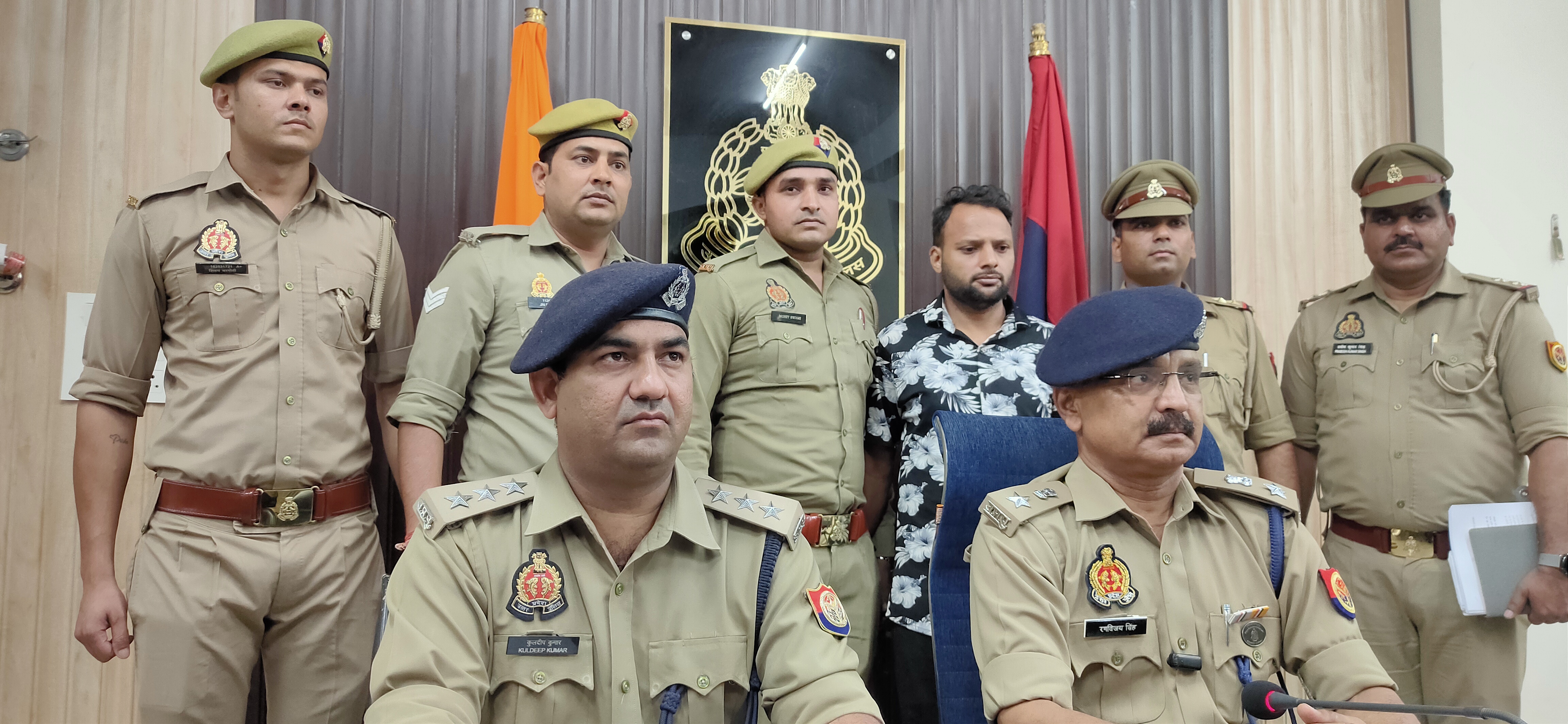 पुलिस लाइन सभागार में शाहरुख की हत्या का खुलासा करते पुलिस अधीक्षक नगर व सीओ सिविल लाइन और पुलिस गिरफ्त में आरोपित राजा उर्फ़ गुलवेज । पुलिस लाइन सभागार में शाहरुख की हत्या का खुलासा करते पुलिस अधीक्षक नगर व सीओ सिविल लाइन और पुलिस गिरफ्त में आरोपित राजा उर्फ़ गुलवेज ।