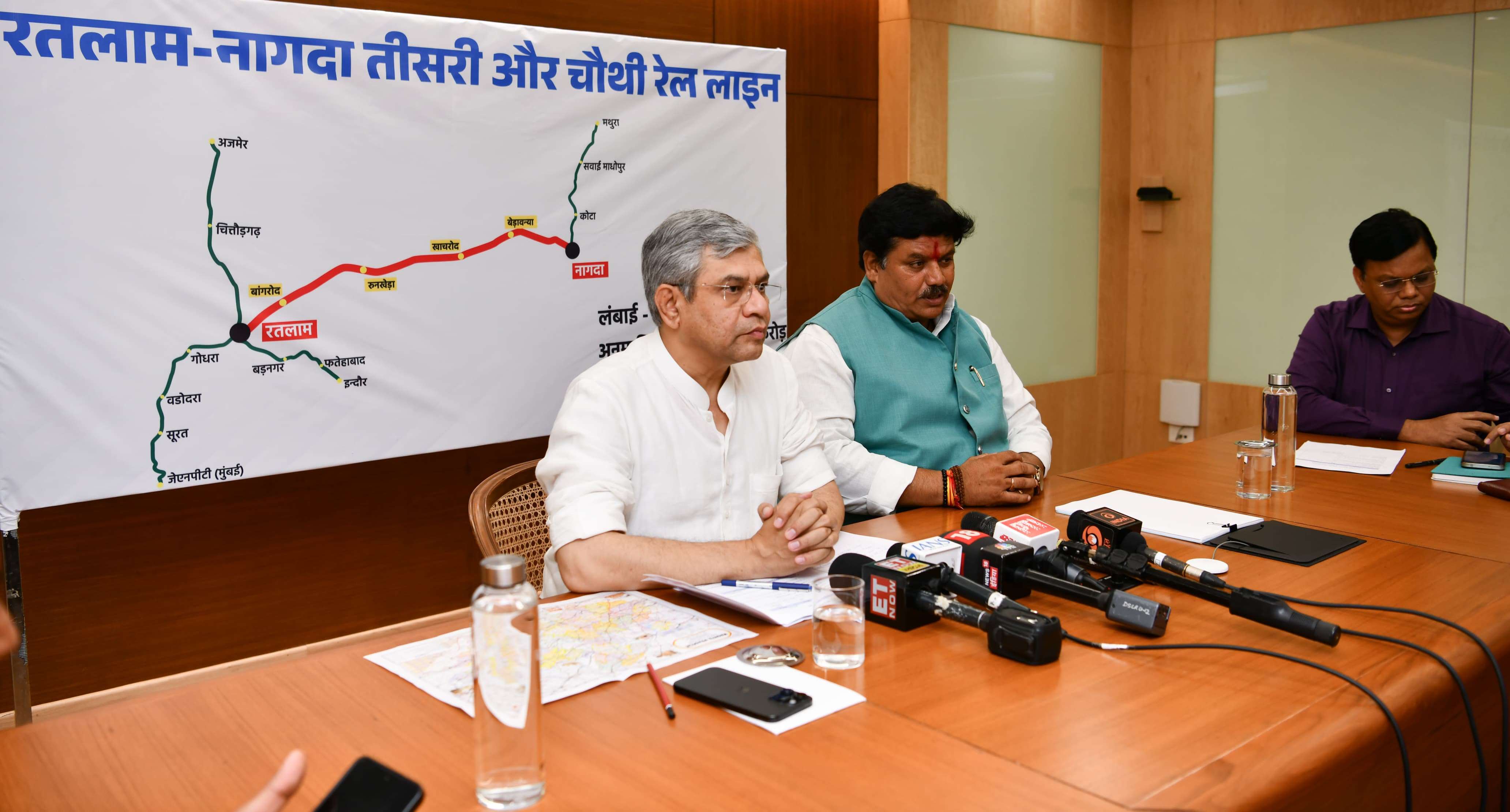 रेल मंत्री अश्विनी वैष्णव शुक्रवार को रेल भवन में प्रेस कान्फ्रेंस के दौरान रेल मंत्री अश्विनी वैष्णव शुक्रवार को रेल भवन में प्रेस कान्फ्रेंस के दौरान