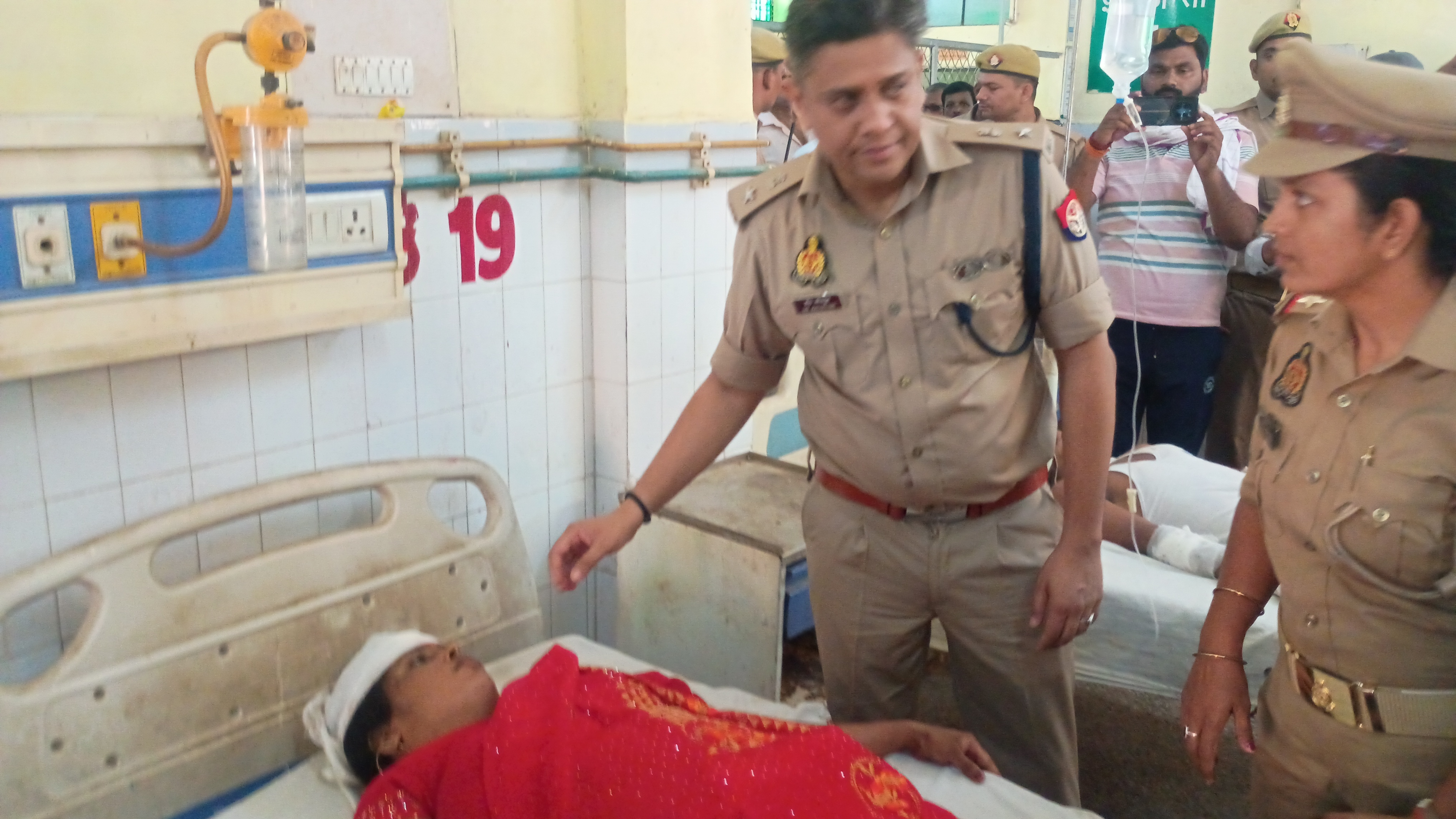 घायलों का हाल जानाते पुलिस अधीक्षक एवं जिलाधिकारी घायलों का हाल जानाते पुलिस अधीक्षक एवं जिलाधिकारी