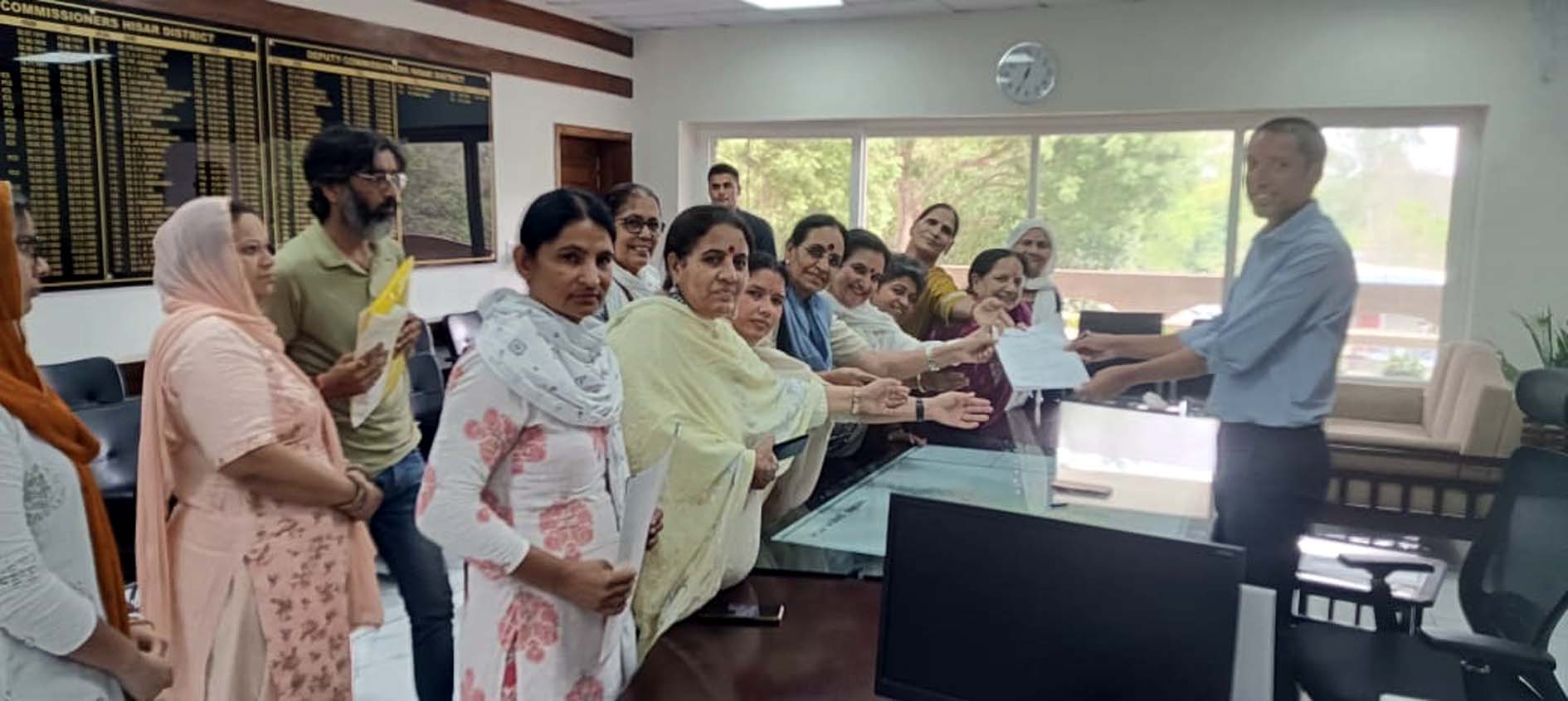 महामहिम राज्यपाल के नाम उपायुक्त को ज्ञापन सौंपते महिला कांग्रेस पदाधिकारी। महामहिम राज्यपाल के नाम उपायुक्त को ज्ञापन सौंपते महिला कांग्रेस पदाधिकारी।
