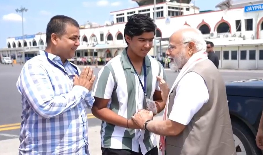 प्रधानमंत्री मोदी से मिलते वैभव सूर्यवंशी और उनके पिता प्रधानमंत्री मोदी से मिलते वैभव सूर्यवंशी और उनके पिता