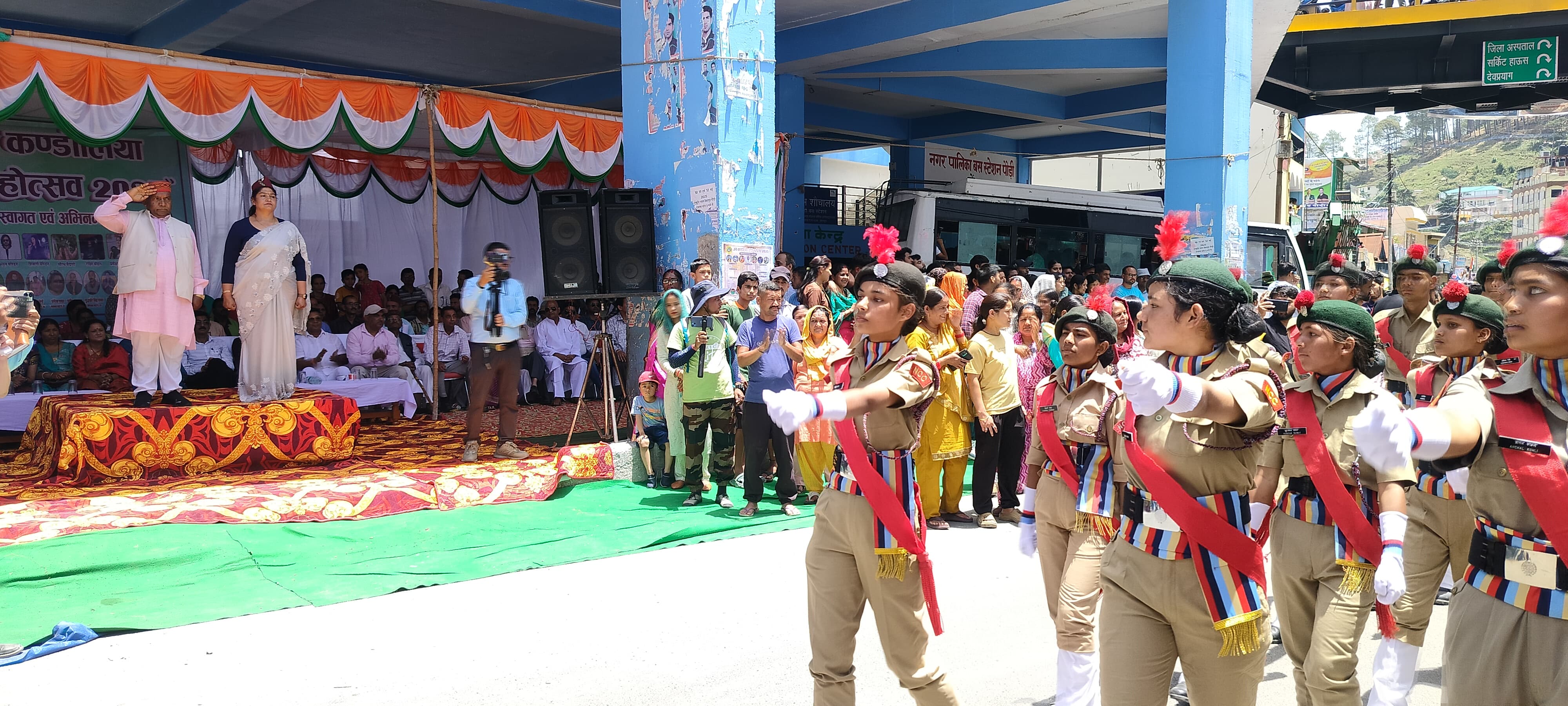 पौड़ी में स्कूली बच्चों द्वारा मार्च पास की झांकी को सलामी देते राजकुमार पोरी पौड़ी में स्कूली बच्चों द्वारा मार्च पास की झांकी को सलामी देते राजकुमार पोरी