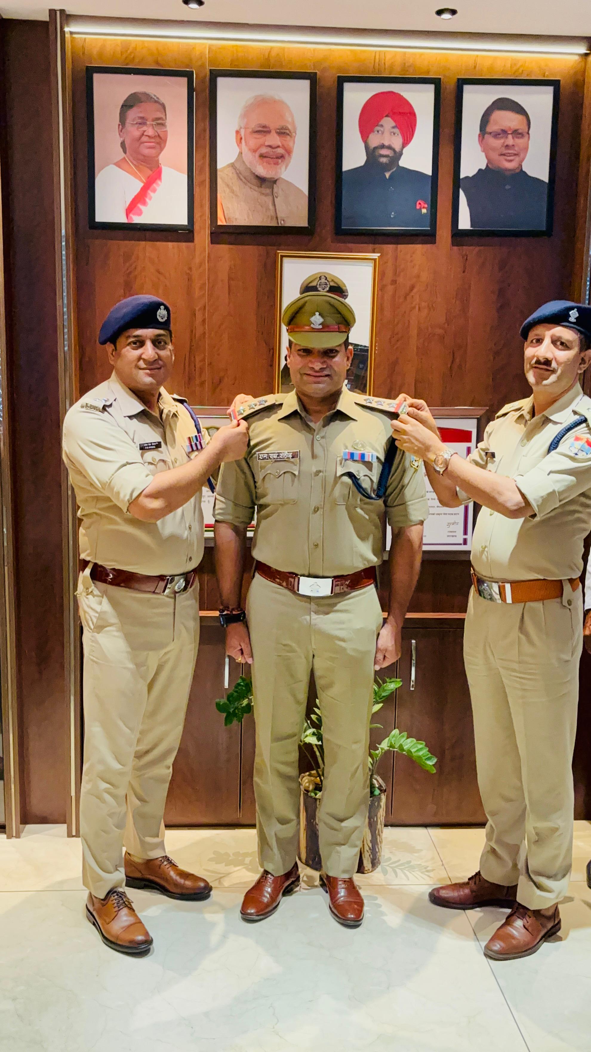 स्टार लगाते पुलिस कप्तान
