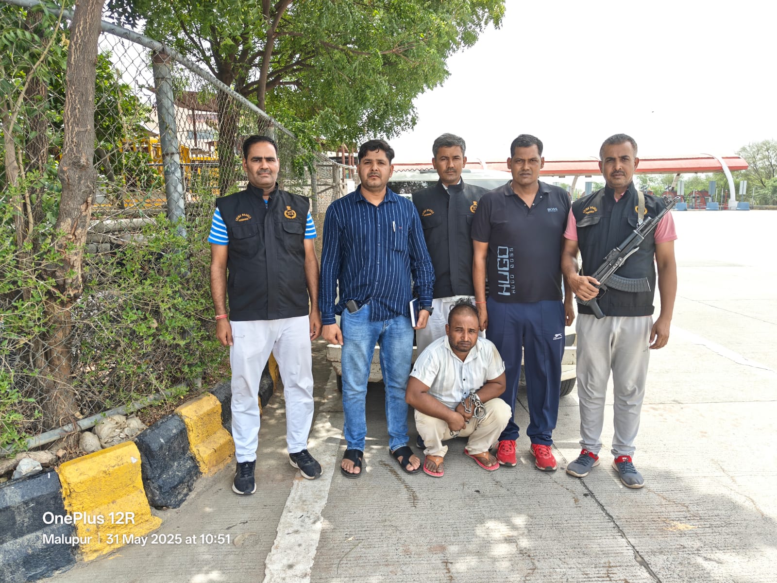 गिरफ्तार किया गया बंदी गिरफ्तार किया गया बंदी