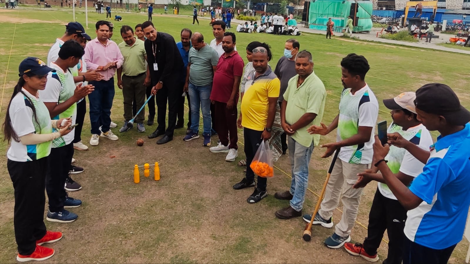 प्रतियोगिता का शुभारंभ करते अतिथि प्रतियोगिता का शुभारंभ करते अतिथि