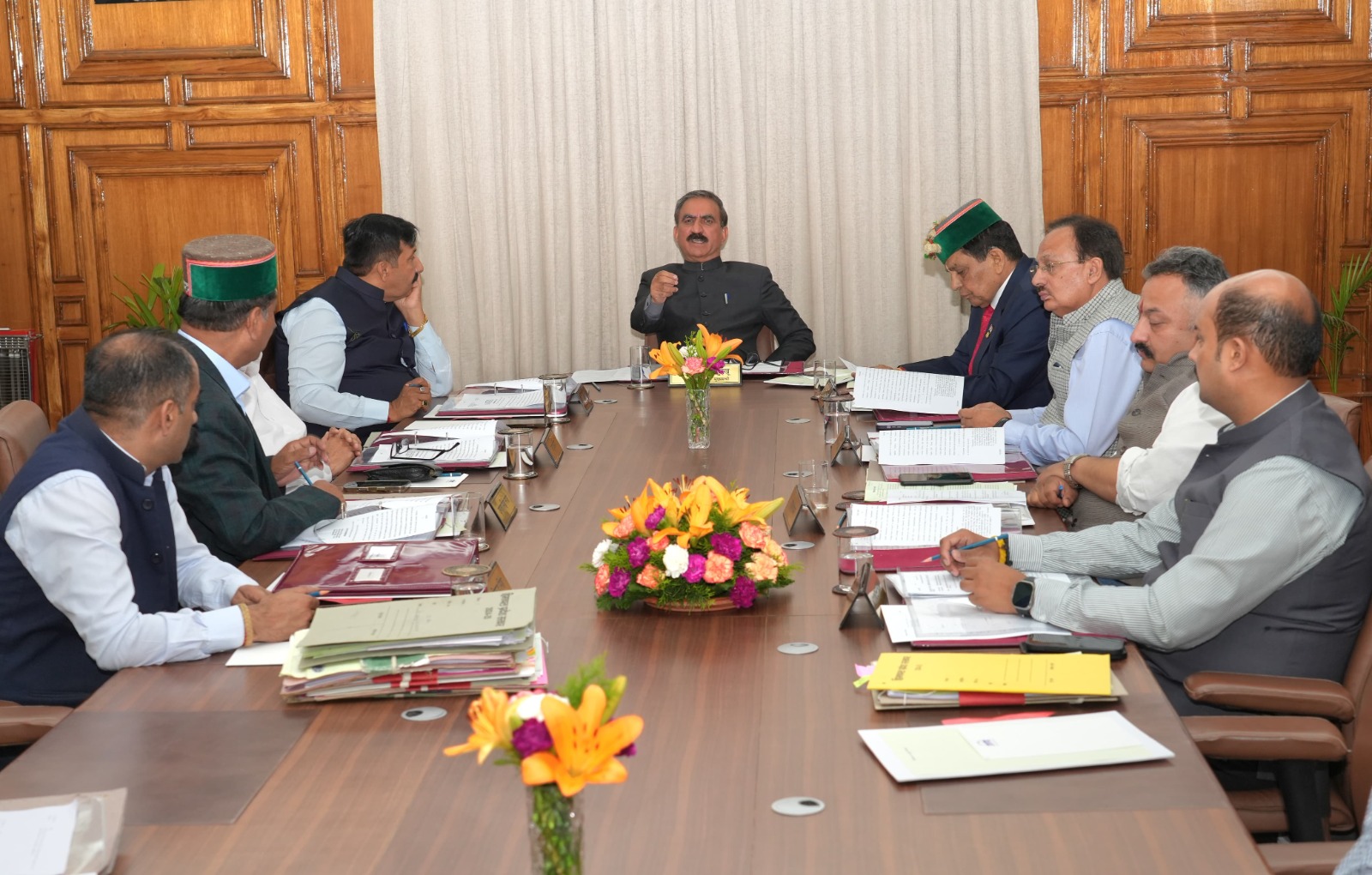 कैबिनेट बैठक की अध्यक्षता करते मुख्यमंत्री कैबिनेट बैठक की अध्यक्षता करते मुख्यमंत्री