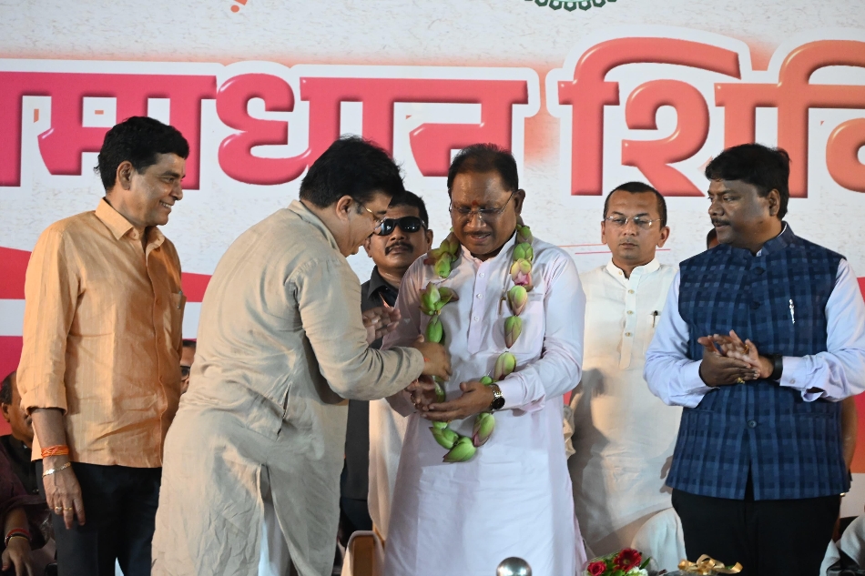 समाधान शिविर के समापन कार्यक्रम में मुख्यमंत्री विष्णुदेव साय को कमल फूल का माला पहनाते हुए महापौर रामू रोहरा। समाधान शिविर के समापन कार्यक्रम में मुख्यमंत्री विष्णुदेव साय को कमल फूल का माला पहनाते हुए महापौर रामू रोहरा।