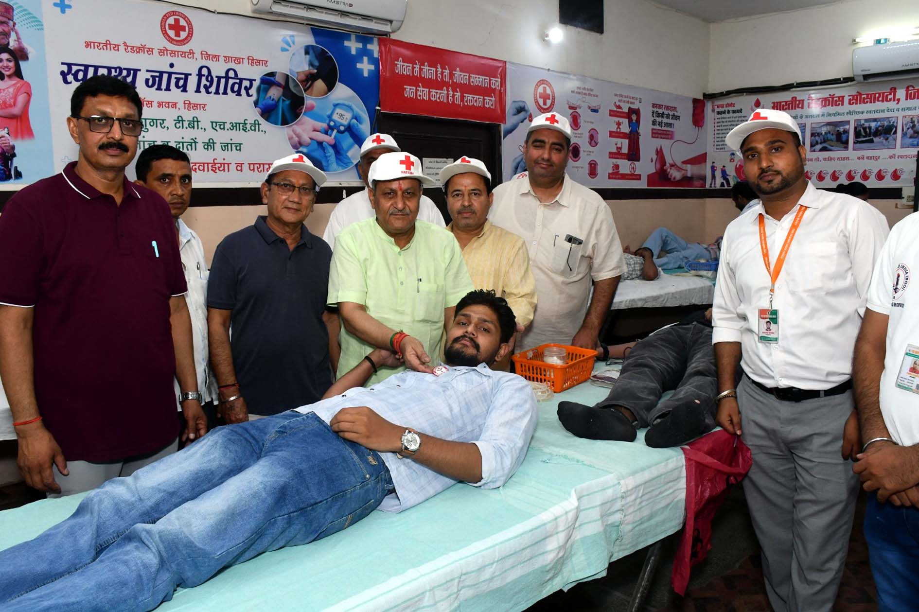 शिविर में रक्तदाताओं का हालचाल पूछते महासचिव महेश जोशी।