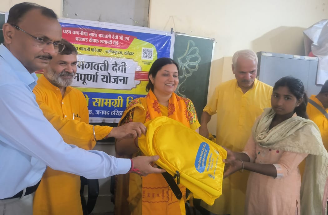 स्कूली बैग किट बाँटते हुए स्कूली बैग किट बाँटते हुए