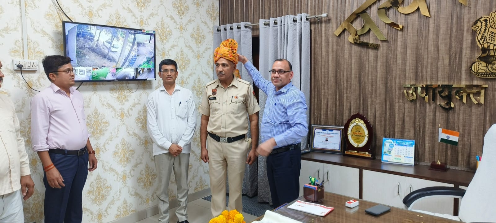सेवानिवृत्त एसपीओ मदन लाल को पगड़ी पहनाकर सम्मानित करते उपायुक्त डॉ विवेक भारती। सेवानिवृत्त एसपीओ मदन लाल को पगड़ी पहनाकर सम्मानित करते उपायुक्त डॉ विवेक भारती।