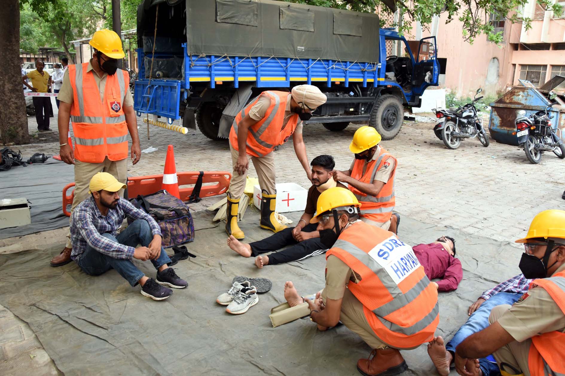 द्वितीय सिविल डिफेंस मॉक ड्रिल के दौरान नागरिकों के उपचार में लगी टीमें। द्वितीय सिविल डिफेंस मॉक ड्रिल के दौरान नागरिकों के उपचार में लगी टीमें।