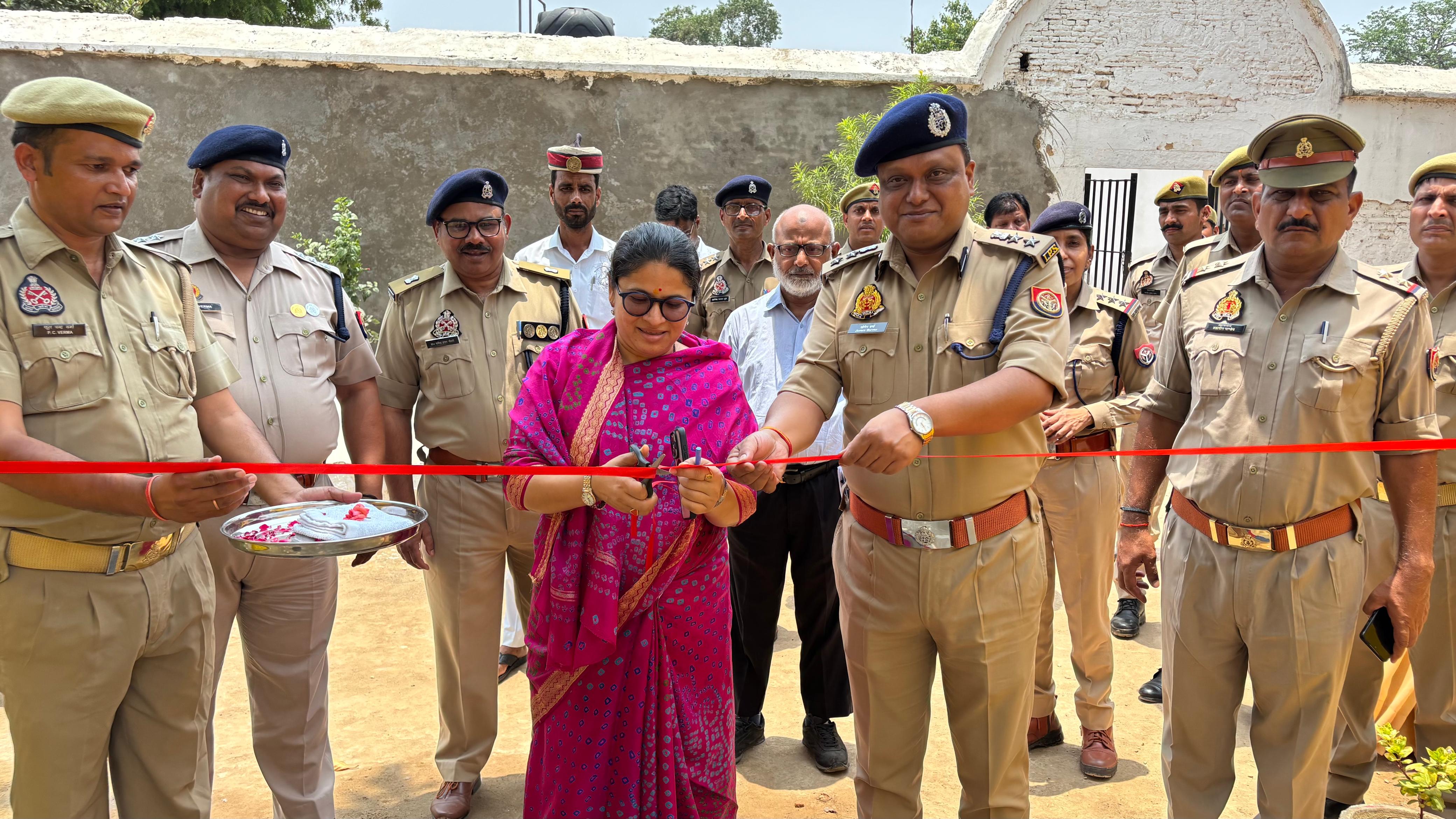 जिला कारागार ओपेन जिम का फीता काटकर उद्घाटन करती जिलाधिकारी प्रियंका निरंजन औऋ एसएसपी सोमेन बर्मा जिला कारागार ओपेन जिम का फीता काटकर उद्घाटन करती जिलाधिकारी प्रियंका निरंजन औऋ एसएसपी सोमेन बर्मा