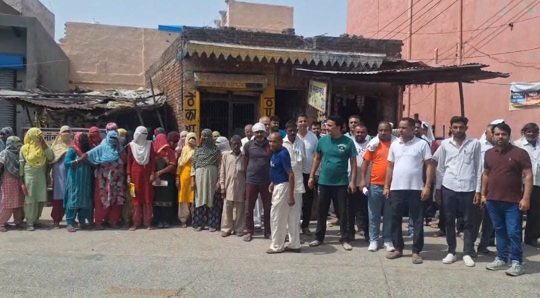 फोटो कैप्शन 31आरटीके1 : खरावड गांव में शराब ठेका हटाने को लेकर विरोध प्रदर्शन करते ग्रामीण ---------