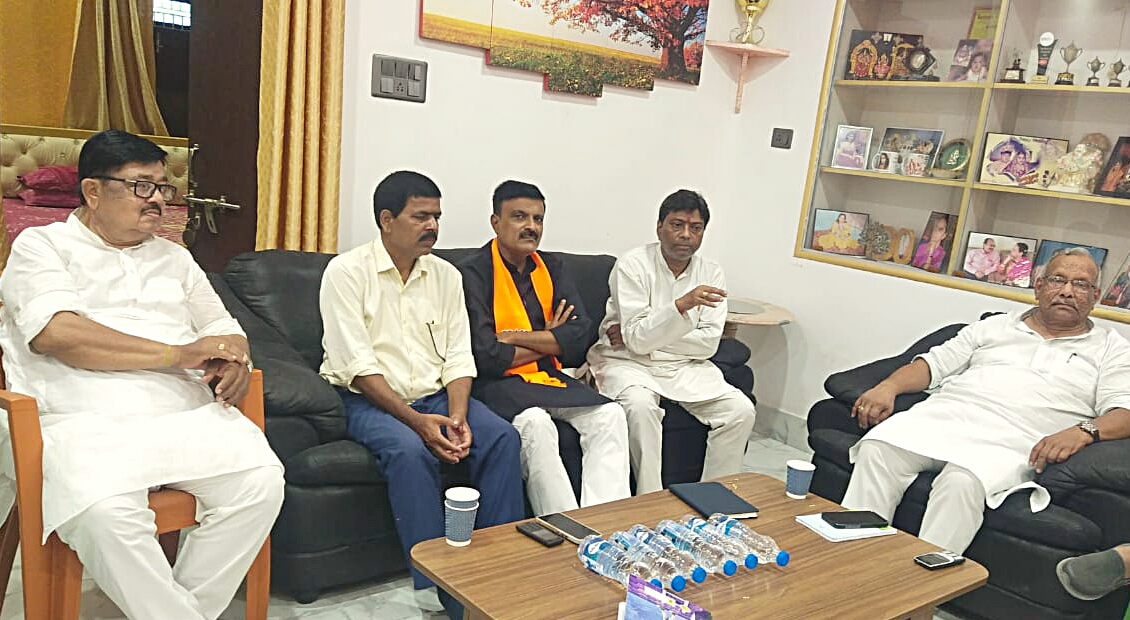 बैठक करते हुए भाजपाई
