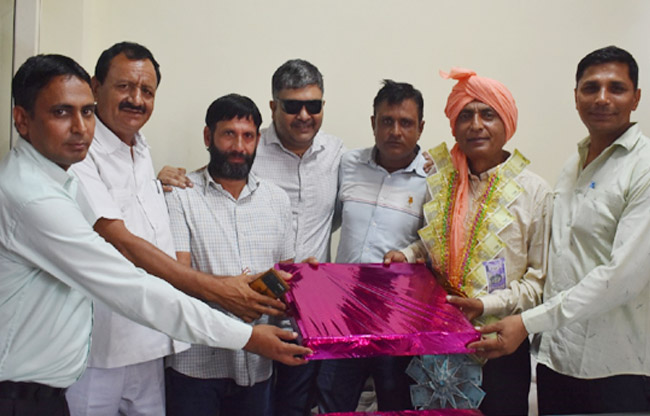 सोनीपत: मास्टर भजन पार्टी धर्मपाल की सेवानिवृत्त पर सम्मानित करते साथी सोनीपत: मास्टर भजन पार्टी धर्मपाल की सेवानिवृत्त पर सम्मानित करते साथी