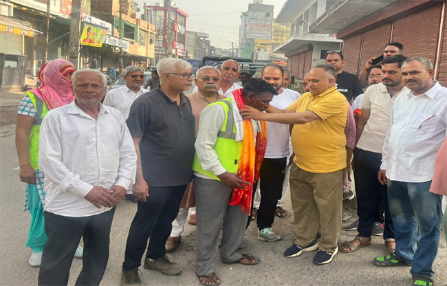 सोनीपत: सफाई करने वालों को सम्मानित करते हुए मेयर राजीव जैन