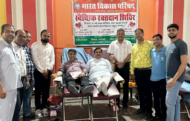 सोनीपत: भाविप हरियाणा मध्य प्रांत उपाध्यक्ष योगेश कौशिक व अमित बत्रा रक्तदान करते हुए। सोनीपत: भाविप हरियाणा मध्य प्रांत उपाध्यक्ष योगेश कौशिक व अमित बत्रा रक्तदान करते हुए।