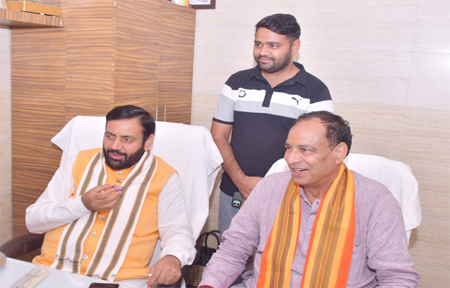 सोनीपत: हरियाणा के मुख्यमंत्री नायब सिंह सैनी भाजपा प्रदेश अध्यक्ष मोहन लाल बडौली के साथ चर्चा करते सोनीपत: हरियाणा के मुख्यमंत्री नायब सिंह सैनी भाजपा प्रदेश अध्यक्ष मोहन लाल बडौली के साथ चर्चा करते