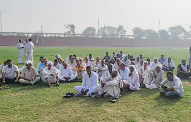 सोनीपत: रोष प्रकट करते हुए ग्रामीण सोनीपत: रोष प्रकट करते हुए ग्रामीण