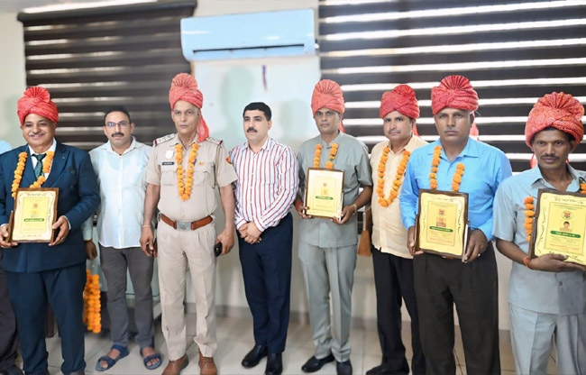 सोनीपत: सेवानिवृत्त कर्मचारियों को सम्मान चिन्ह व उपहार भेंट कर सम्मानित करते हुए। सोनीपत: सेवानिवृत्त कर्मचारियों को सम्मान चिन्ह व उपहार भेंट कर सम्मानित करते हुए।