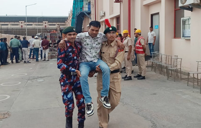 सोनीपत: ऊपरी मंजिलों से फंसे लोगों को फायर ब्रिगेड, रेडक्रॉस आपदा मित्र निकालते हुए। सोनीपत: ऊपरी मंजिलों से फंसे लोगों को फायर ब्रिगेड, रेडक्रॉस आपदा मित्र निकालते हुए।