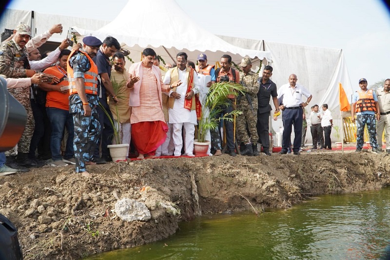 उज्जैनः मुख्यमंत्री ने 29 किमी के शिप्रा घाट तथा 21 बैराजों के निर्माण कार्यों का किया शिलान्यास उज्जैनः मुख्यमंत्री ने 29 किमी के शिप्रा घाट तथा 21 बैराजों के निर्माण कार्यों का किया शिलान्यास